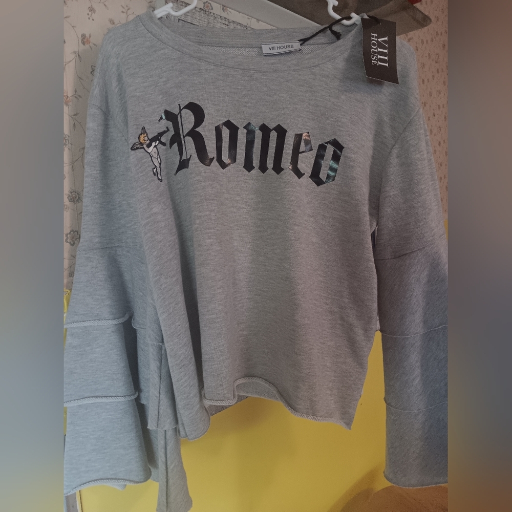 Romeo NWT Bell Sleeved Sweater. L